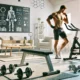 Moderner Fitnessraum in einem hellen Wohnzimmer mit Hantelbank, Kurzhanteln, Spinning-Bike und einer sportlichen Person auf einer Yogamatte, die das Heimtraining demonstriert. Perfekt für effektives Training zuhause.