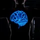 Nahaufnahme einer leuchtenden Gehirn‑Illustration, überlagert auf der Silhouette eines muskulösen Oberkörpers, neonblau leuchtend