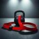 Kettlebell mit rotem Widerstandsband auf Gym-Boden, Spotlight-Beleuchtung