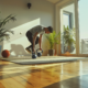 Person trainiert Hyrox-Übungen zuhause im Wohnzimmer mit Kettlebell und Medizinball