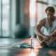 Sportler ruht sich entspannt nach dem Training aus, Symbol für Regeneration