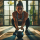 Anfängerin hält eine 8-kg-Kettlebell mit beiden Händen vor der Brust und beginnt einen Goblet Squat in einem hellen Home-Gym