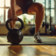 Athlet schwingt eine Kettlebell auf Brusthöhe, Hüfte gestreckt, Rücken gerade, im hellen Home Gym