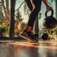 Athlet führt einen kraftvollen Kettlebell-Swing in einem hellen Home-Gym aus, die Kugelhantel auf Brusthöhe