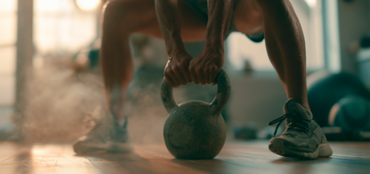 ** Athlet trainiert zuhause mit einer Kettlebell im Ganzkörper-Workout, Swing-Bewegung