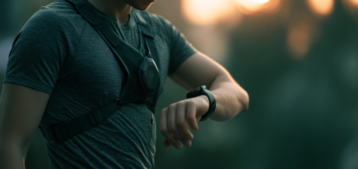 ** Läufer mit Brustgurt und Sportuhr am Handgelenk kontrolliert seine Herzfrequenz beim Training