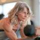 Frau um die 50 beim Krafttraining, konzentriert und selbstbestimmt