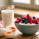 Proteinreiches Frühstück mit Quark, Beeren und Eiern auf dem Küchentisch