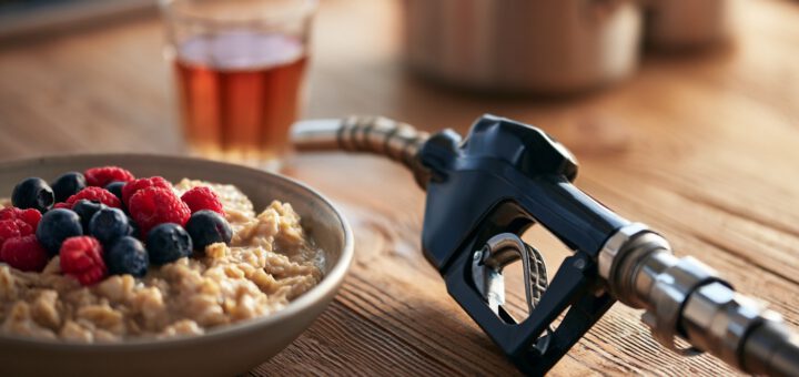 Zapfpistole neben einer Schüssel Haferflocken mit Beeren auf einem Holztisch