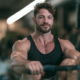 Muskulöser Athlet auf dem Laufband - Cardio für Kraftsportler