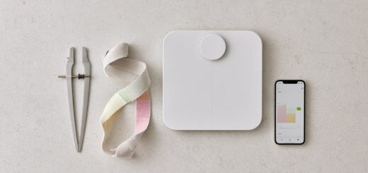 Werkzeuge zum Körperfettanteil messen: Caliper, Maßband, Körperfettwaage und App im Flat-Lay