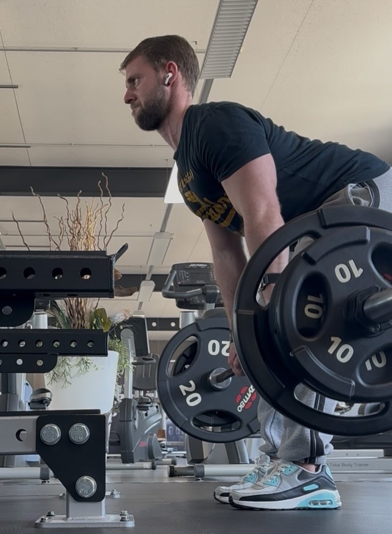 Tim Remus beim Training mit der Langhantel im Fitnessstudio